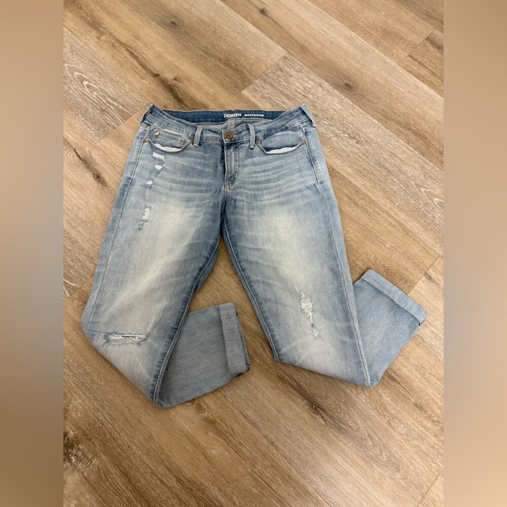 Denizen from Levi’s Boyfriend Jeans Light Wash Distressed Woman Size 9 / W29